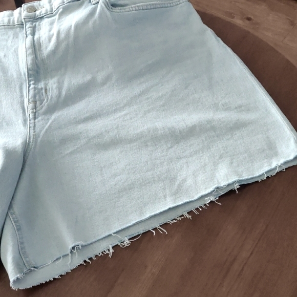 Lauren Ralph Lauren Women's Medium-Wash Denim Shorts with Frayed Hem. Size 22 W - Picture 7 of 15